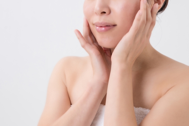 乾燥しやすい30代・40代の肌にうるおいを。美容液を使う3つのメリット