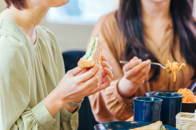 カフェで食事をする女性